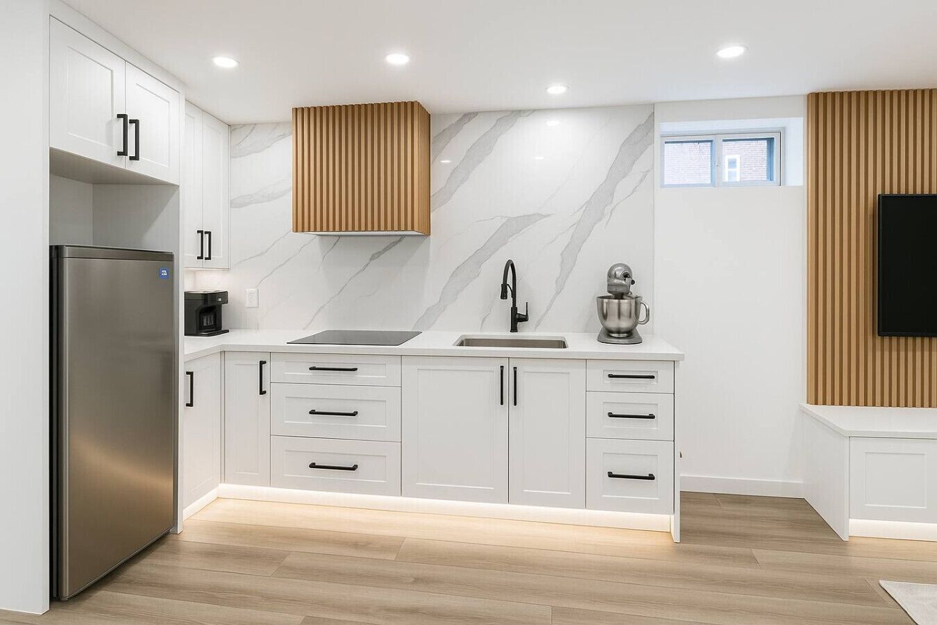 Microondas, parrilla de estufa, tostadora y utensilios de cocina 