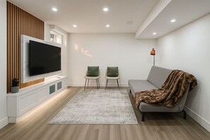 TV - Lux Basement Apartment Getaway (Brampton)