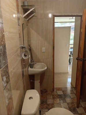 Suihku, pyyhkeet, saippua, vessapaperi