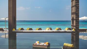 Una piscina cubierta