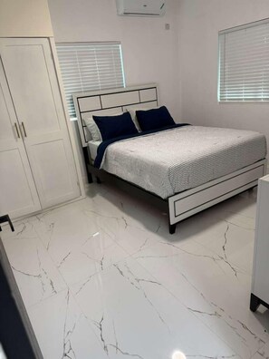 2 bedrooms, iron/ironing board, WiFi, bed sheets - Cozy 2-bedroom apartment in enchanting Spanish Town with AC (Spanish Town)