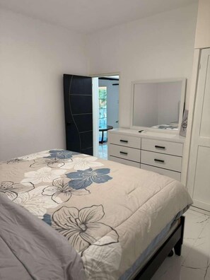 2 bedrooms, iron/ironing board, WiFi, bed sheets - Cozy 2-bedroom apartment in enchanting Spanish Town with AC (Spanish Town)