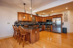 Fridge, oven, stovetop, dishwasher - New! Lake Area Mountain Gem w/ Hot Tub & Fire Pit (Oakland)