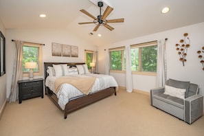 5 bedrooms, travel cot, free WiFi, bed sheets - New! Lake Area Mountain Gem w/ Hot Tub & Fire Pit (Oakland)