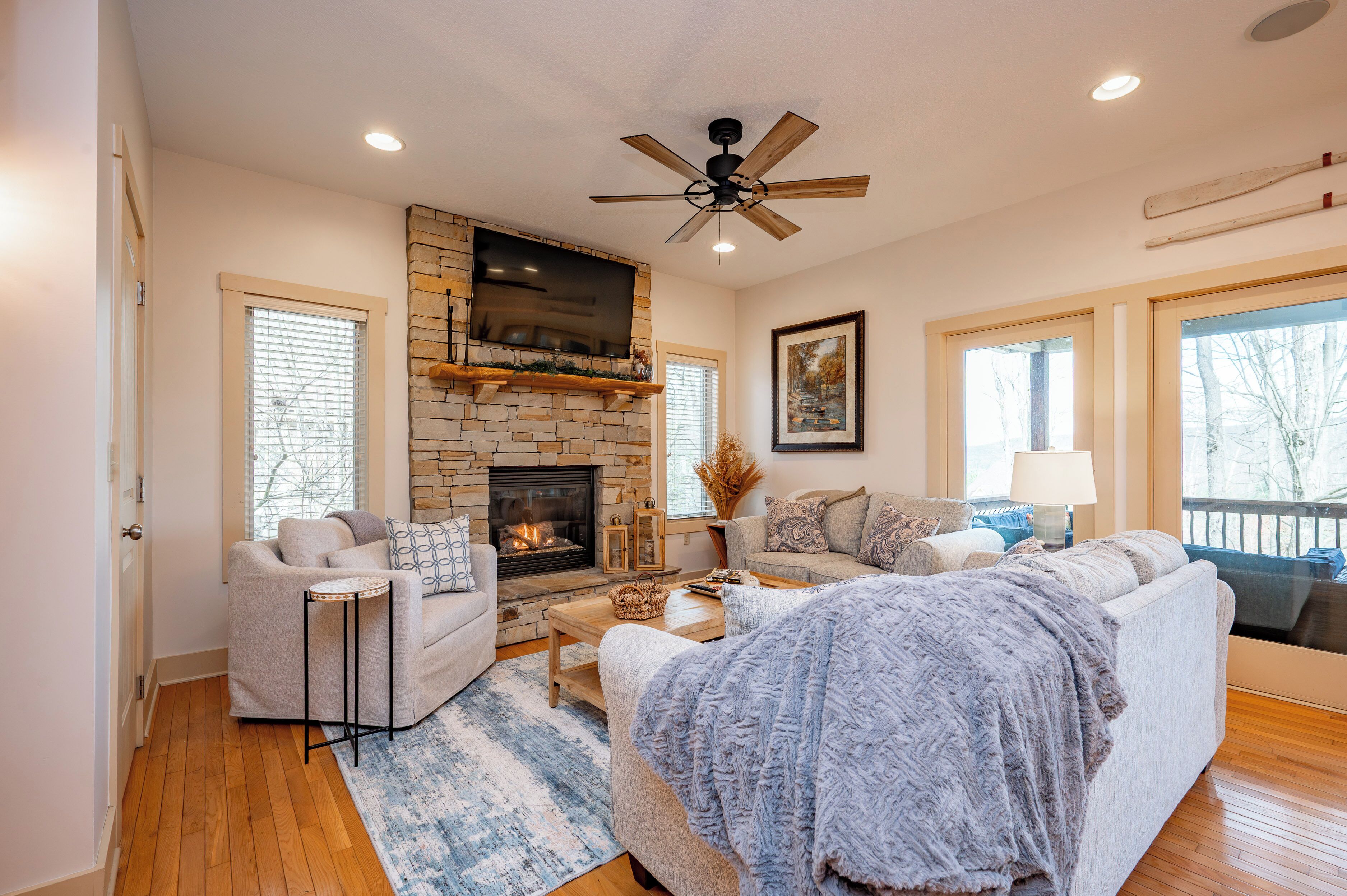 Een smart-tv, een open haard en tafelvoetbal