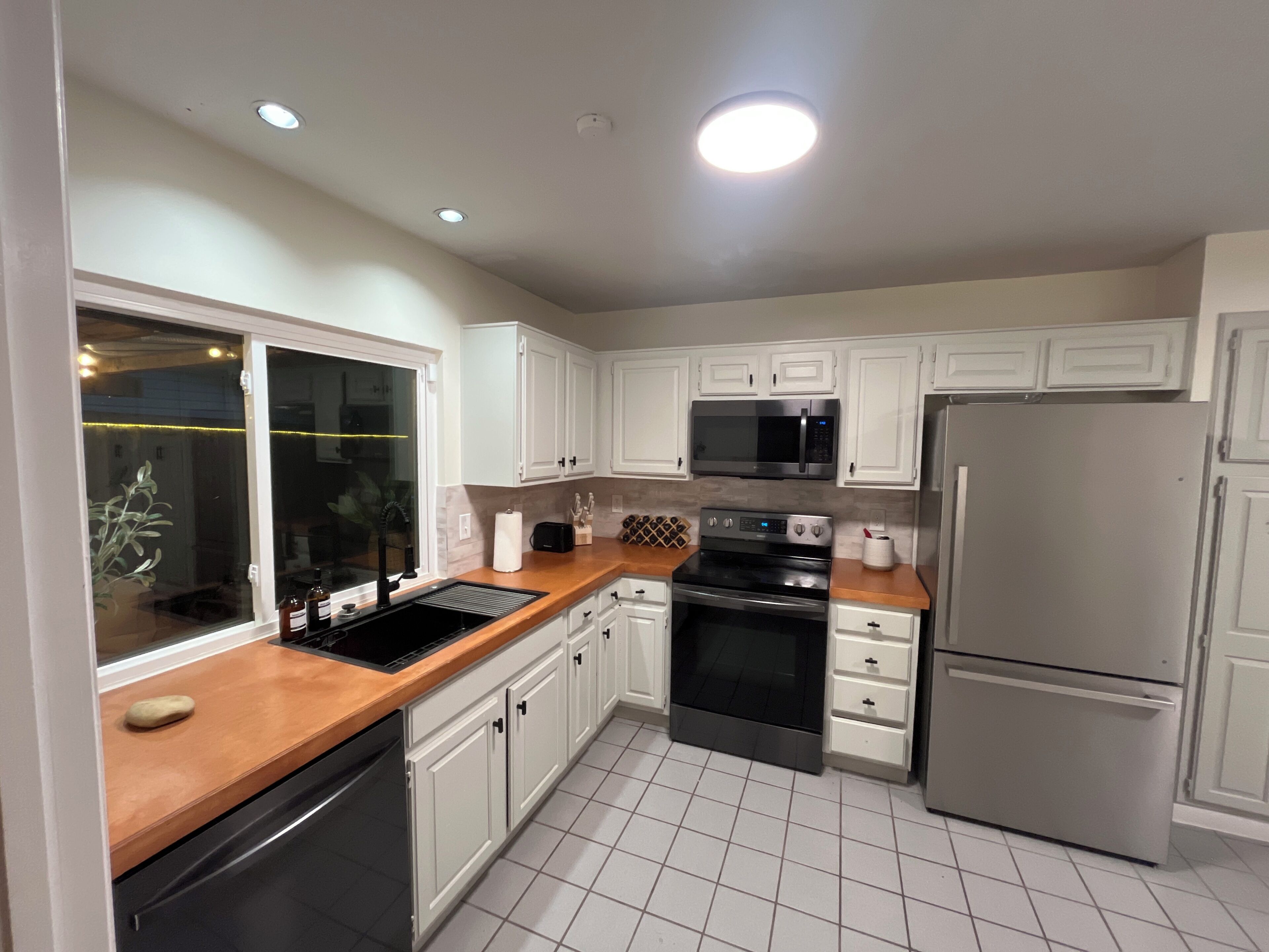 Geladeira, micro-ondas, fogão, cooktop