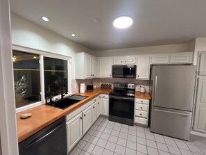 冷蔵庫、電子レンジ、オーブン、コンロ