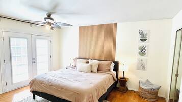 3 bedrooms, desk, iron/ironing board, travel crib