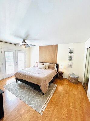 3 室のベッドルーム、デスク、アイロン / アイロン台、旅行用ベビーベッド