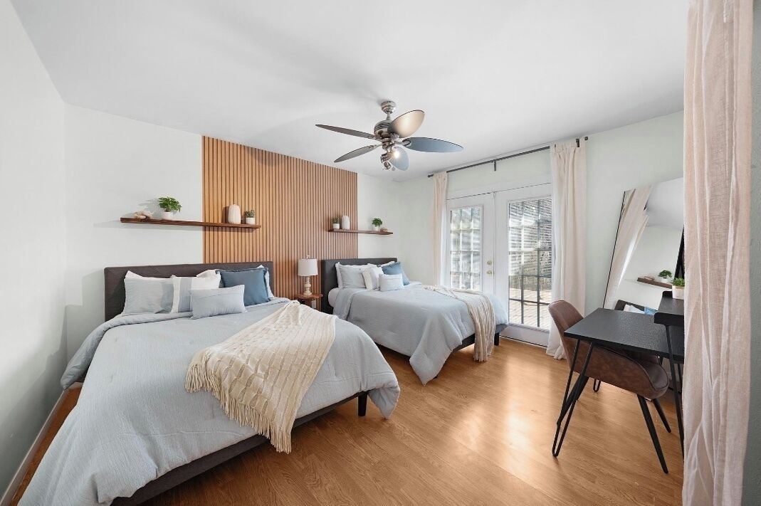 3 soverom, skrivebord, strykejern/-brett og reiseseng for barn