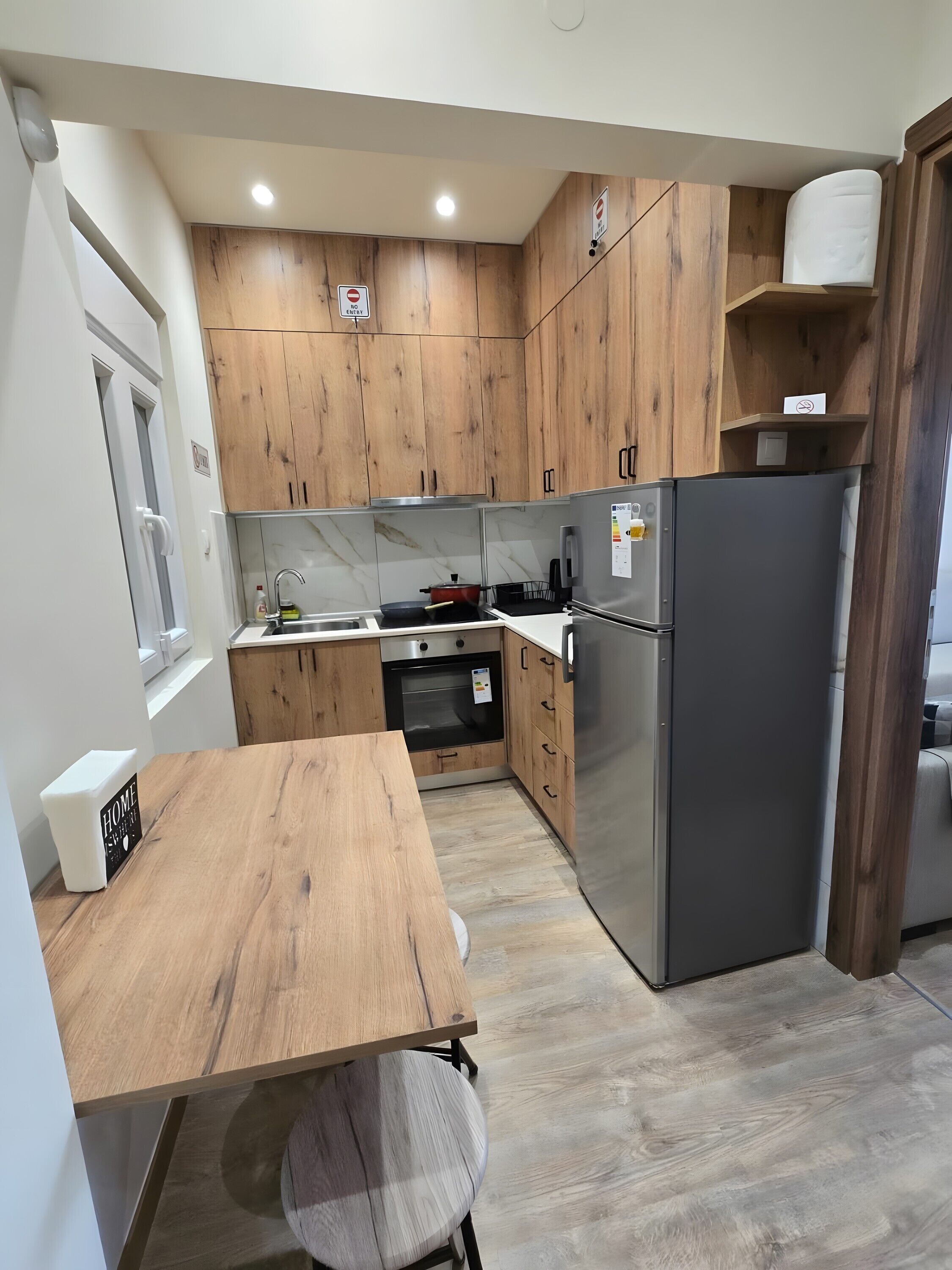 Fridge, oven, stovetop, coffee/tea maker