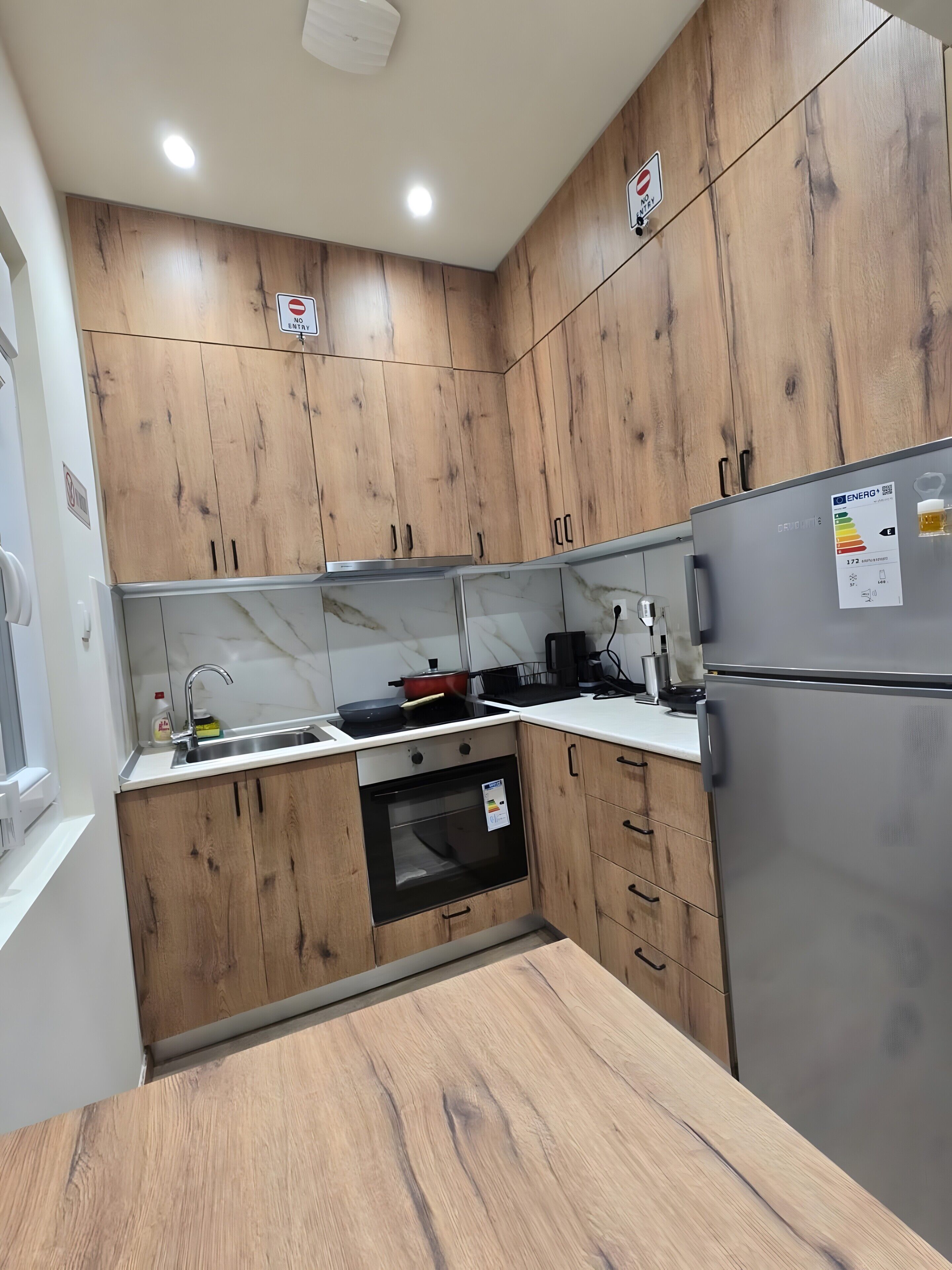 Refrigerador, horno, parrilla de estufa y cafetera y tetera 