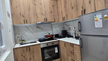 Refrigerador, horno, parrilla de estufa y cafetera y tetera