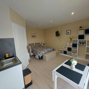 1 habitación, acceso a internet y ropa de cama 