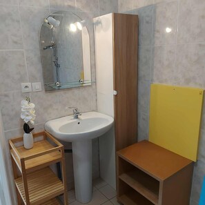 SĂšche-cheveux, serviettes fournies, savon, papier toilette