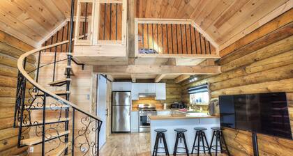 Cabane en bois prÚs de Tremblant (5 min). Bain à remous, accÚs au lac, espace sécurisé. Dort plusieurs personnes ! Accepté les animaux.