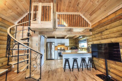 Log Cabin near Tremblant (5 min). Hot tub, lake access, safe roaming. Sleeps up 4
