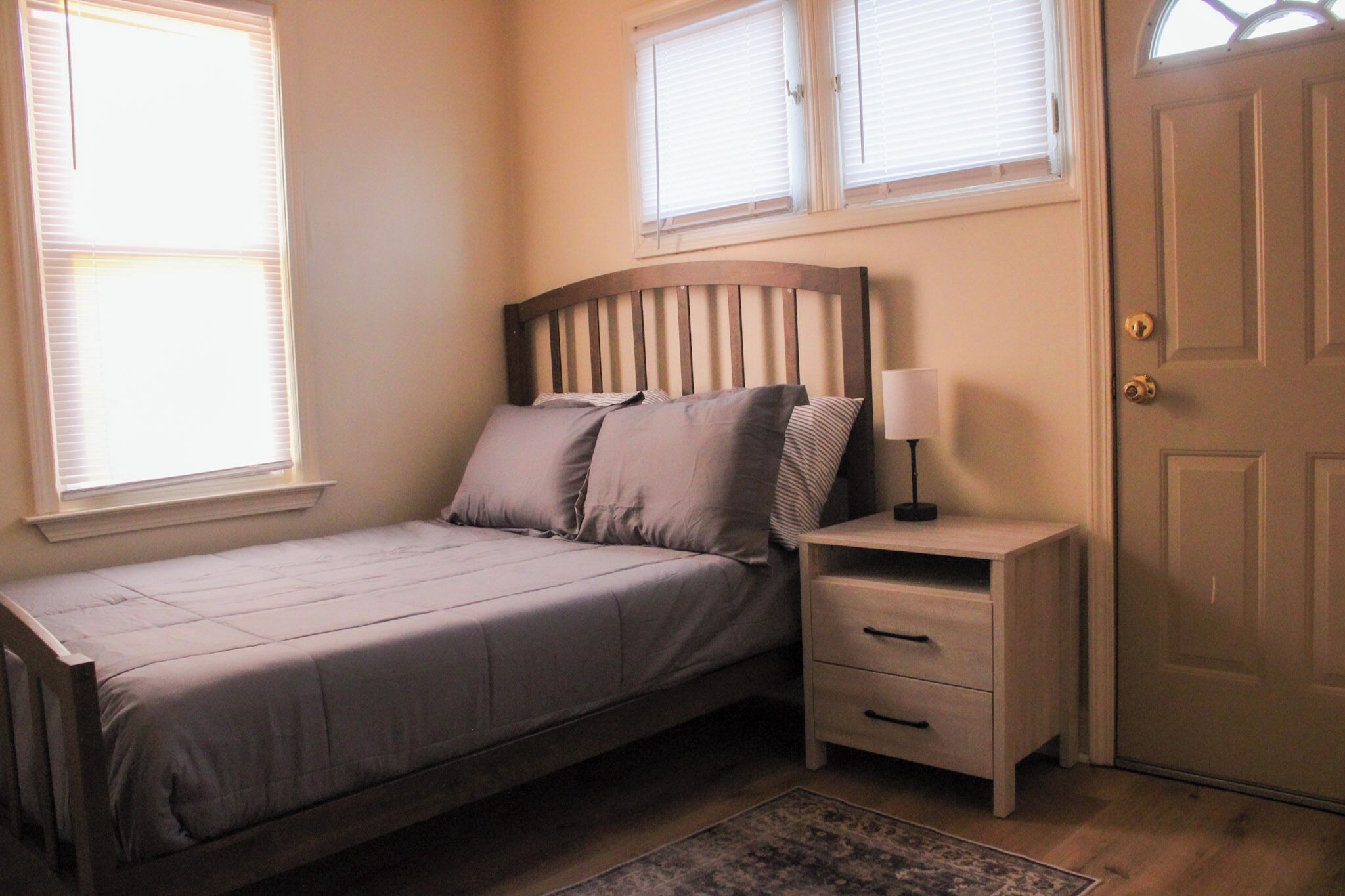 2 habitaciones, tabla de planchar con plancha, wifi y ropa de cama 