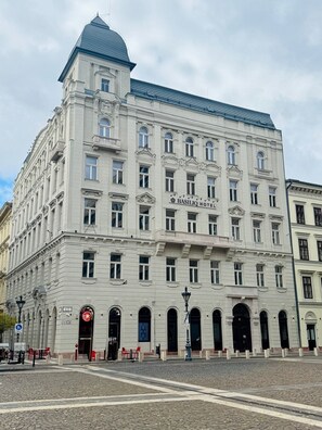 المنشأة من الخارج