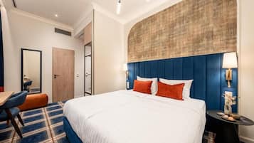 Caja de seguridad en la habitación, escritorio y cortinas blackout