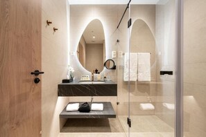 Shower, free toiletries, hair dryer, towels - Basiliq Hotel (Budapest)