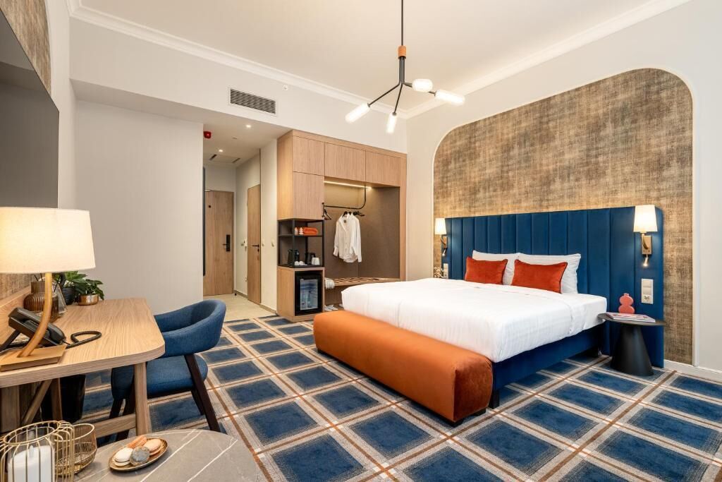 Phòng 3 Executive | Két bảo mật tại phòng, bàn, màn/rèm cản sáng 