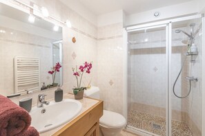 Douche, sèche-cheveux, serviettes fournies