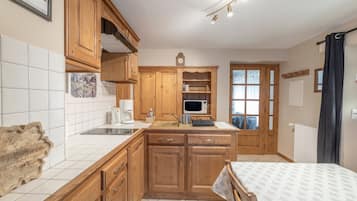 冰箱、微波炉、烤箱、炉灶