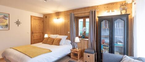 1 slaapkamer, een strijkplank/strijkijzer, beddengoed