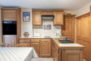 Kjøleskap, mikrobølgeovn, ovn og kokeplater