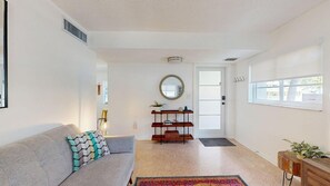 Smart TV - Stay like a local in this 1BR/1BA near Brickell. <br>Central location with parking, private patio, and fast WiFi. <br>Minutes to restaurants, cafés, nightlife, and everything Miami offers. (Miami)