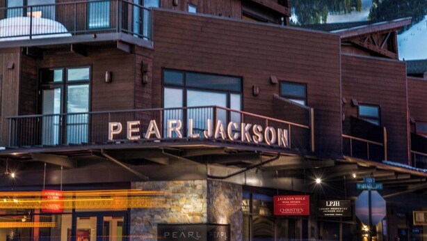 Ein mehrgeschossiges Gebäude mit einer auffälligen Schrifttafel, auf der „PEARL JACKSON“ steht.