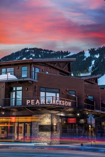 Outpost: Pearl at Jackson 202 - Close to Town Square!