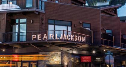 Outpost: Pearl at Jackson 202 - Close to Town Square!