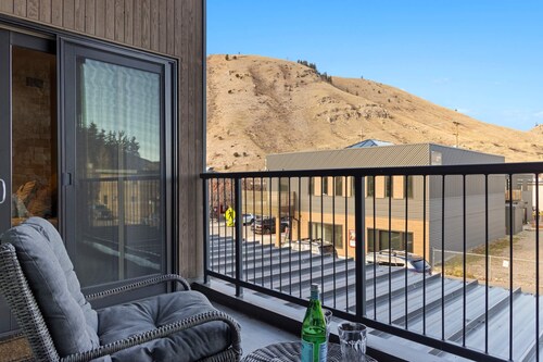 Outpost: Pearl at Jackson 202 - Close to Town Square!