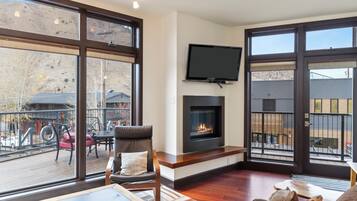 Smart TV, fireplace