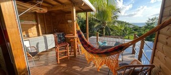 Kazakolibri petit chalet en bois en pleine nature avec terrasse vue mer.
