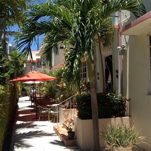 Terrace/patio - 2 Queen Beds & Futon-FREE Parking, Handicapped Accessible Apartment- ADA approved (Miami Beach)