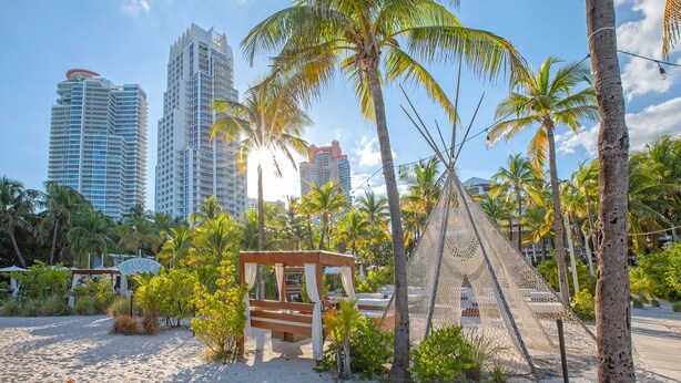 Beach - This comfortable 1BR setup features 2 queen beds + a futon, fast WiFi, and the rare perk of FREE parking. <br>A great home base for enjoying Miami, plus stay in the heart of South Beach’s coveted SoFi neighborhood—a short walk to the sand. (Miami Beach)
