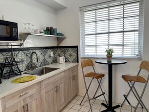 Fridge, microwave, oven, stovetop - This comfortable Studio setup features 2 queen beds, fast WiFi, and the rare perk of FREE parking. <br>A great home base for enjoying Miami, plus stay in the heart of South Beach’s coveted SoFi neighborhood—a short walk to the sand. (Miami Beach)