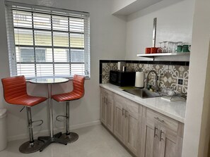 Fridge, microwave, oven, stovetop - This STUDIO setup features 2 queen beds, fast WiFi, and the rare perk of FREE parking. <br>A great home base for enjoying Miami, plus stay in the heart of South Beach’s coveted SoFi neighborhood—a short walk to the sand. (Miami Beach)
