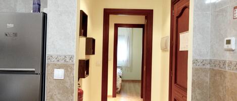 35-tommers fladskærms-tv med satellitkanaler