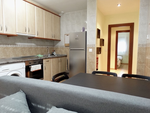 Leilighet, 1 dobbeltseng med sovesofa, kjøkken | Oppholdsområde | En 35-tommers Flatskjerm-TV med Parabol-TV