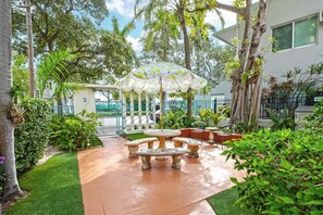 Outdoor dining - Bright SoFi 1BR, with queen bed, 1 bath, and FREE parking—rare for South Beach.  <br>Walk to South Pointe Park, the beach, top dining, and nightlife.  By Miami SoFi Vacation Rentals. (Miami Beach)