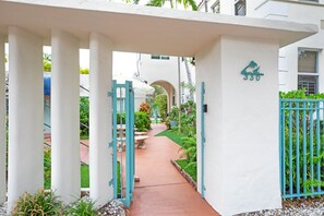 Property grounds - Bright SoFi 2BR, with queen bed, 2 Twin Beds, 1 bath, and FREE parking—rare for South Beach.  <br>Walk to South Pointe Park, the beach, top dining, and nightlife.  By Miami SoFi Vacation Rentals. (Miami Beach)