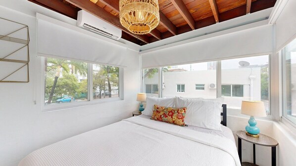2 bedrooms, desk, iron/ironing board, travel cot - Bright SoFi 2BR, with queen bed, 2 Twin Beds, 1 bath, and FREE parking—rare for South Beach.  <br>Walk to South Pointe Park, the beach, top dining, and nightlife.  By Miami SoFi Vacation Rentals. (Miami Beach)