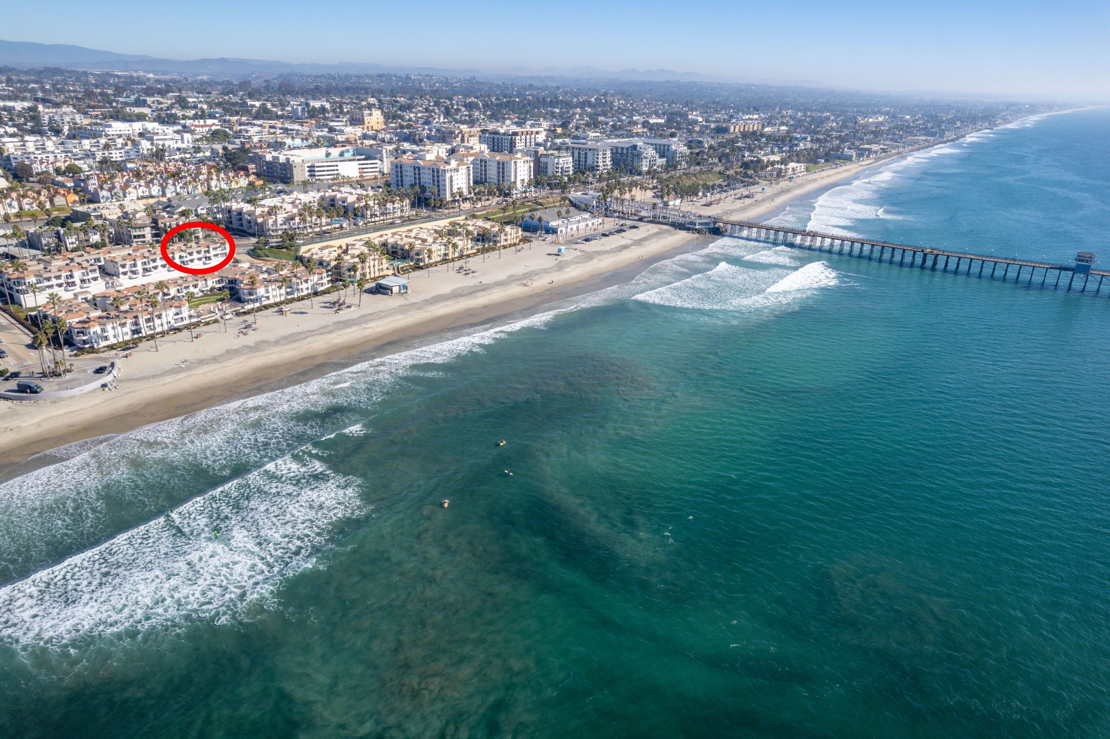 Nær stranden og strandhåndklær