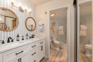 Sèche-cheveux, serviettes fournies, savon, shampoing