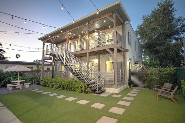 Exterior - Spacious 2BR/2BA in the heart of Little Havana—steps to Calle Ocho, walk to local cafés, culture, and nightlife. Enjoy a stylish, fully equipped stay, with terrace, fast WiFi, and free parking. (Miami)