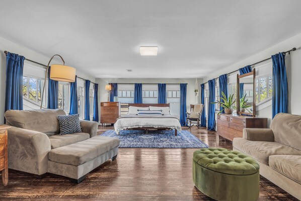 4 bedrooms, iron/ironing board, internet, bed sheets - Mission Craftsman - Family-Friendly DoTerra Stay (Waco)